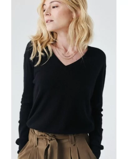 Pull col V noir ou naturel